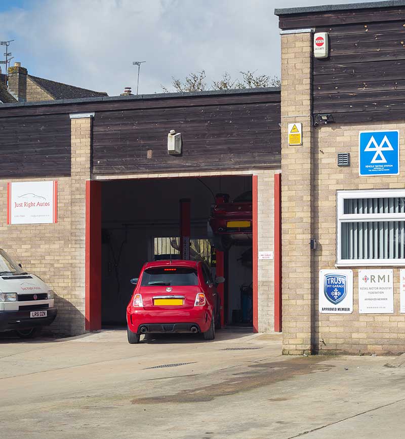 RMI Member in Witney, Oxfordshire - Trust My Garage and RMI signs up outside the workshop